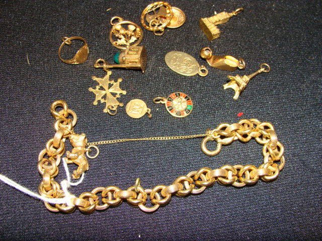 18kt Gold charm bracelet w/ charms: 18kt Gold charm bracelet w/ charms