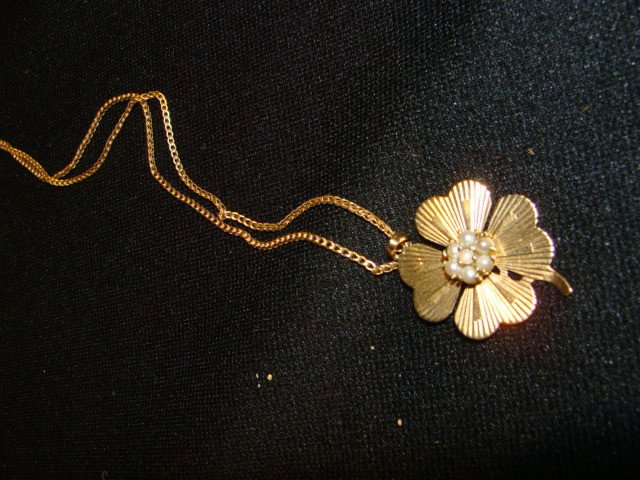 14kt Gold 4 clover leaf w/ pearl cluster necklace: 14kt Gold 4 clover leaf w/ pearl cluster necklace