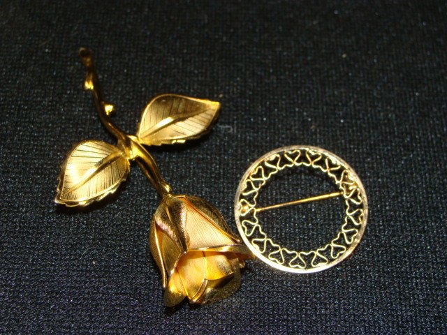 10kt gold Rose pin w/ round heart pin: 10kt gold Rose pin w/ round heart pin