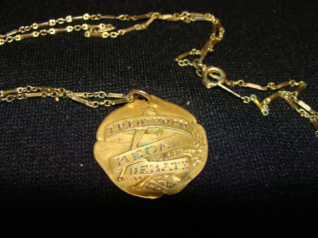 12kt gold pendant & 10kt gold necklace 10 grams: 12kt gold pendant & 10kt gold necklace 10 grams