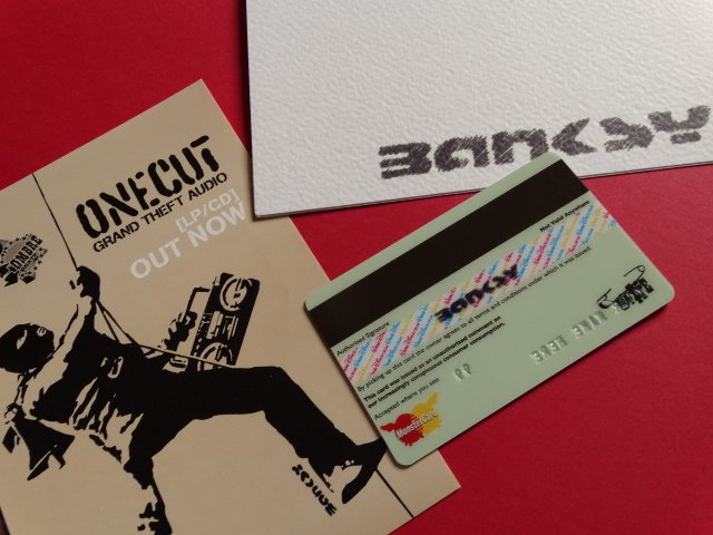 Banksy collection: -Banksy Banksy - Rude Snowman Xmas Christmas Card From Santa's Ghettoexhibition, from POW. Ca. 17'5x 14'5 cm.-Banksy lithography over sticker to promote the the record One Cut 14.5x10.5 cm, BANKSY - O
