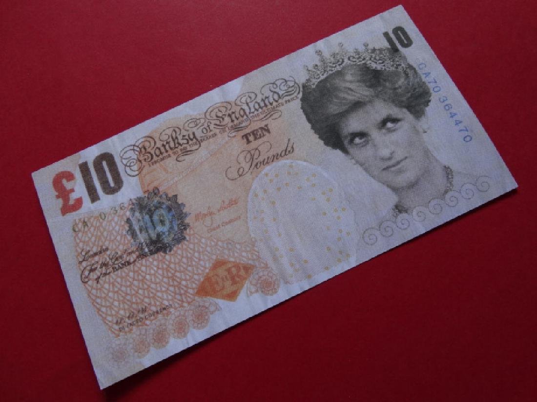 Banksy: Banksy Di-Faced tenner note (2004) designed by Banksy. About the note the front reads "Banksy of England". DI FACED CURRENCY. "Please note that these notes do not have any of the security features of 