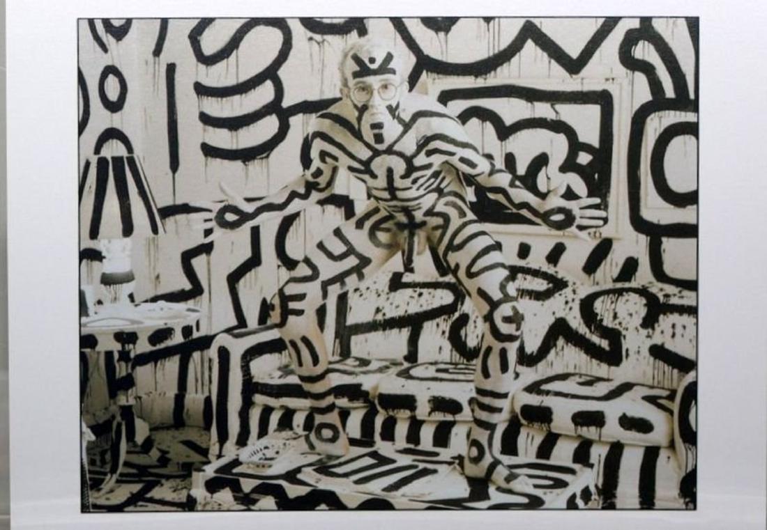 KEITH HARING by ANNIE LEIBOVITZ Art-Postcard NEW: KEITH HARING by ANNIE LEIBOVITZKeith Haring, New York City, 1986Photograph by Annie LeibovitzArt-PostcardThe Postcard measures approximately 4 x 6 inches (ca. 10 x 15 cm)Unused and unposted, in perfec