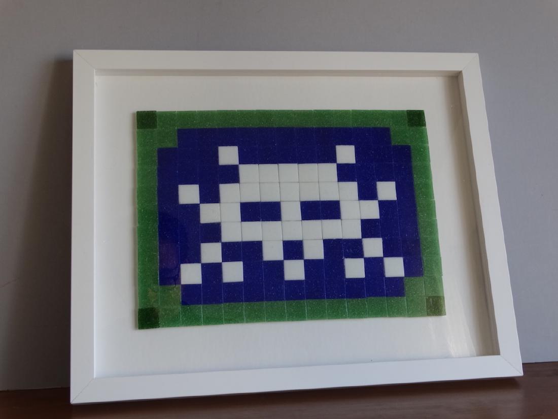 Space Invader: 29x21 cm and the frame is 34x41 cm, ready to hang.