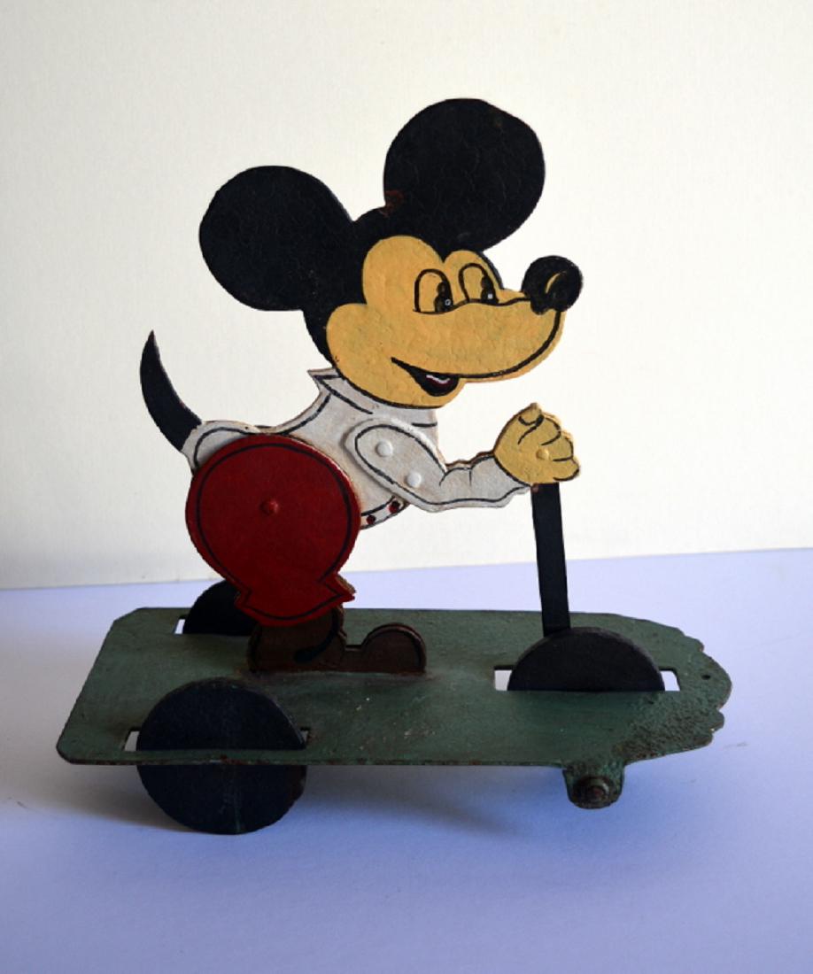 Mickey Mouse, original de 1930 Vintage Mechanical Tin: This is a fantastic tin metal mechanical toy, original. from 1930. It is a beautiful piece of popular art with Mickey Mouse. It moves up and down as the toy progresses. It works well and the paint is