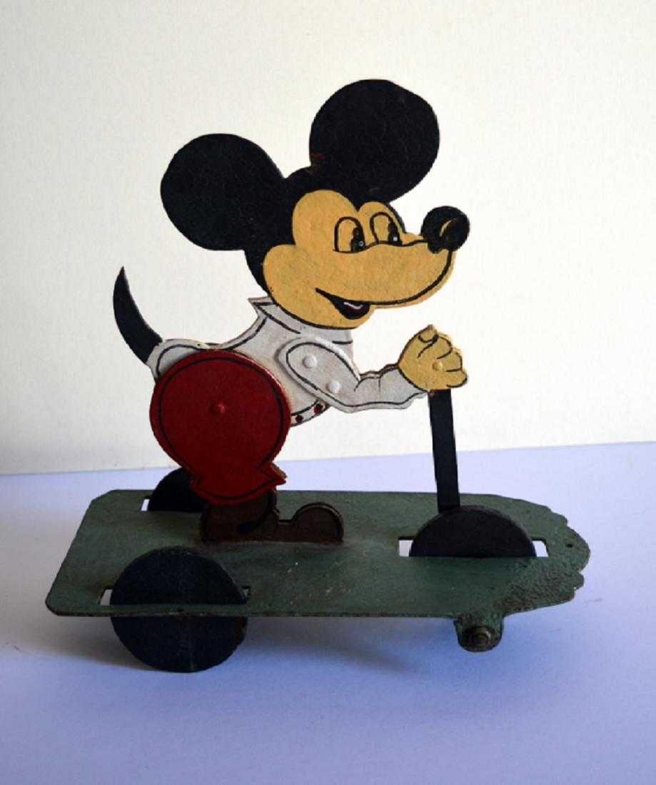 Mickey Mouse, original de 1930 Vintage Mechanical Tin: This is a fantastic tin metal mechanical toy, original. from 1930. It is a beautiful piece of popular art with Mickey Mouse. It moves up and down as the toy progresses. It works well and the paint is