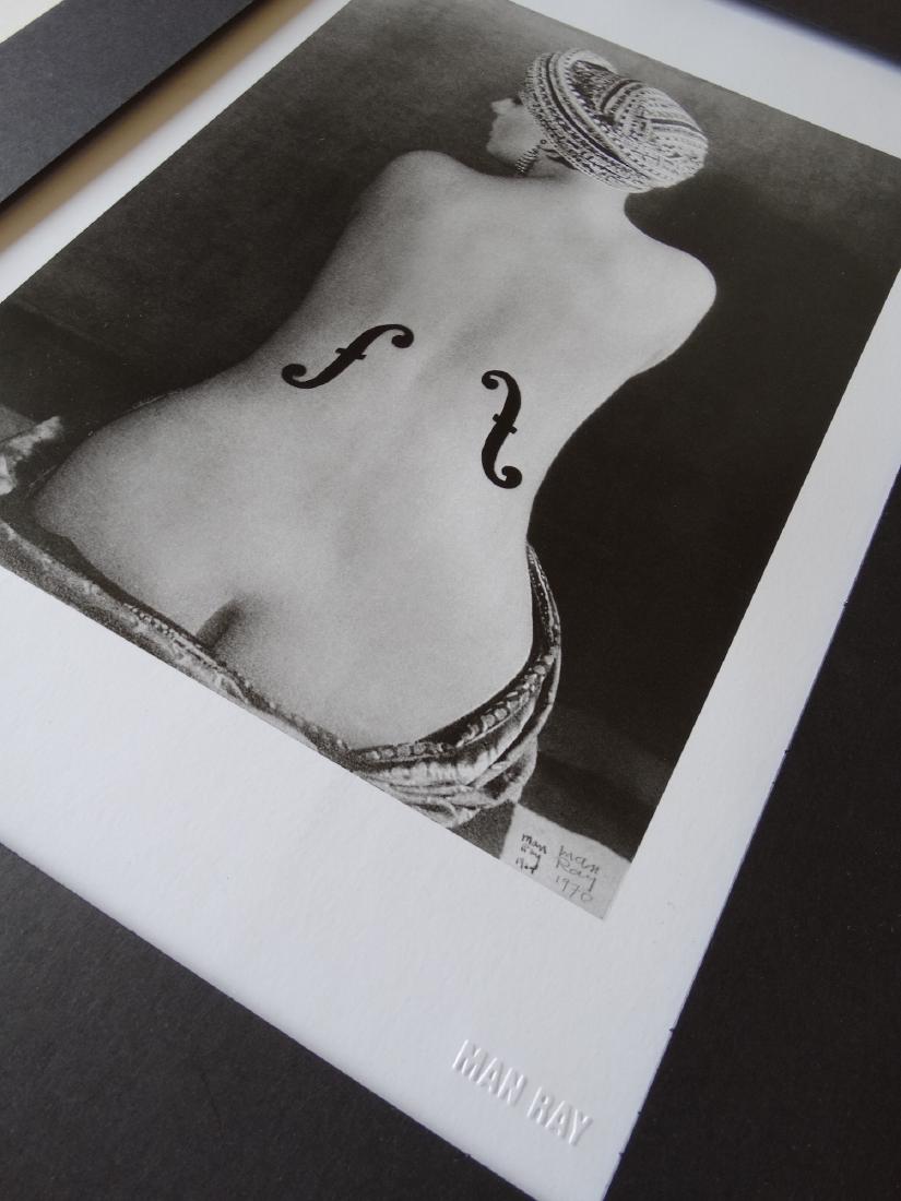 MAN RAY: Photolithograph, signed with embossed signature.Dimensione: 42cm x 32cm.Including black passe-partout.Tracked shipping