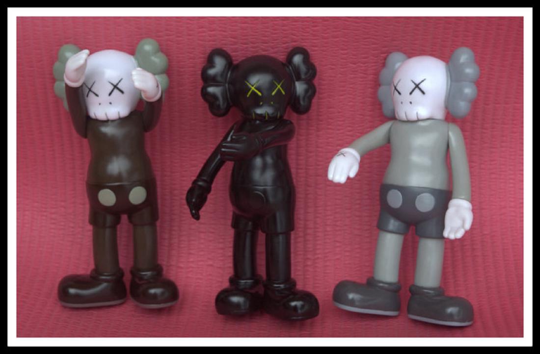Original fake KAWS Dissected Companion Figure 19 cm: 3 Original fake KAWS Dissected Companion Figure 20cm without Original Box Approximate measures: 19 cm. Material: high quality PVC. REPLICA
