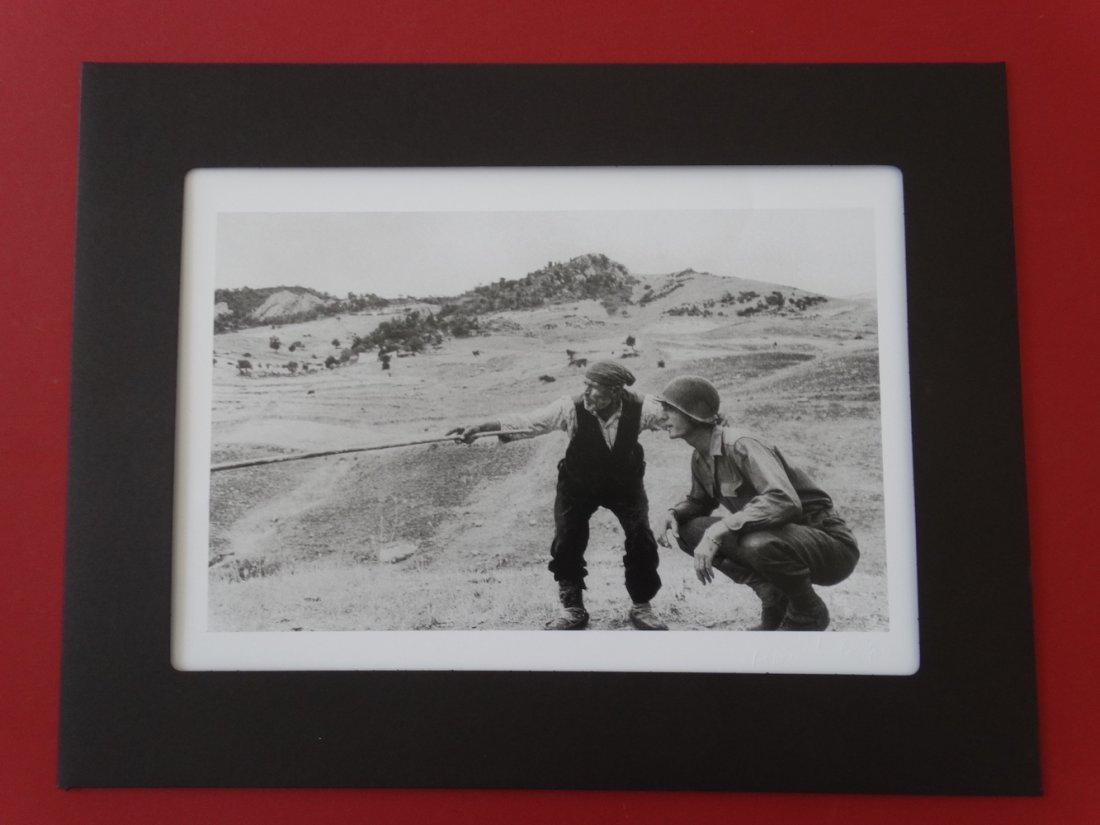 Robert Capa: Photo by Robert Capa, signed with embossed signature.Size: 42cm x 32cm.Including black passe-partout.Tracked shipping