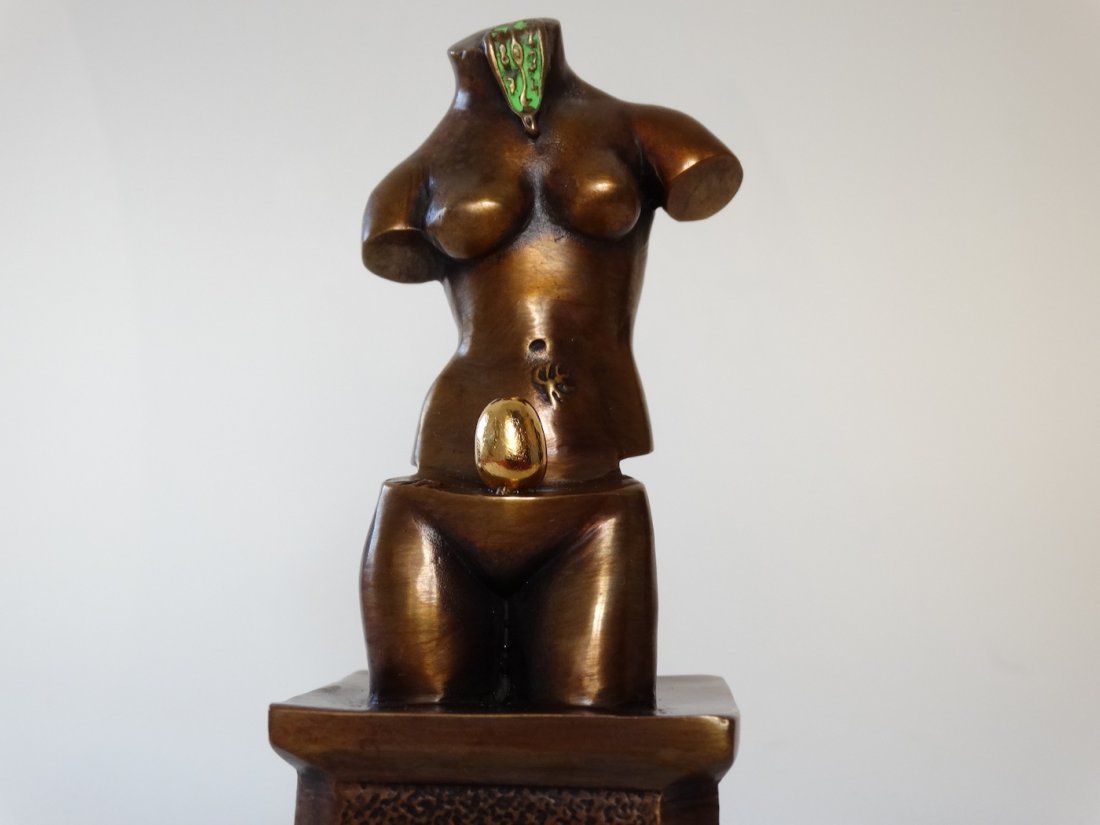 Salvador Dali -Venus: Salvador DaliNice Pop art sculptureLes Beaux Arts Design Edition 6 "Space Venus" by Salvador Dali.Very good condition.Bronze signature on the back and registration numbered 5628/7500DDimensions ca 11 