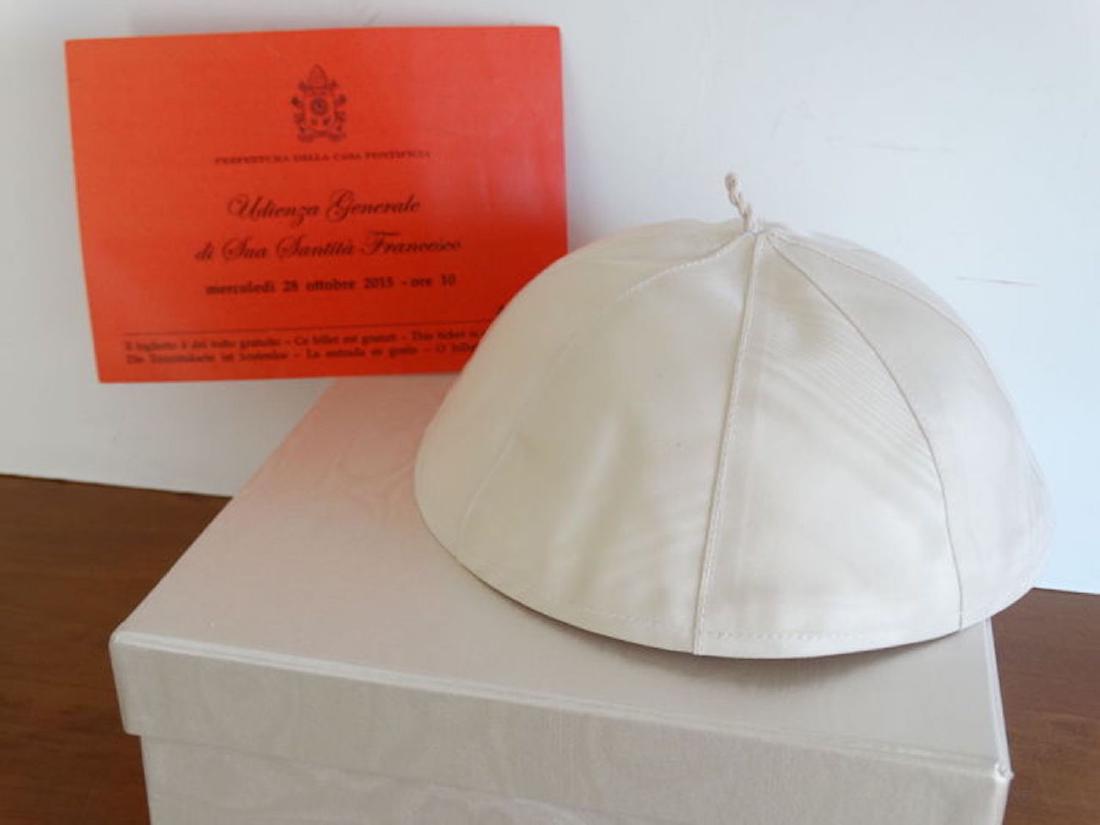 Authentic skullcap Pope Francis, cap: Skullcap of pope Francis, exchanged at the General audience with the box of the official tailor workshop,a skull cap worn by the Holy Father - Pope Francis. The hat is handmade and produced in silk an