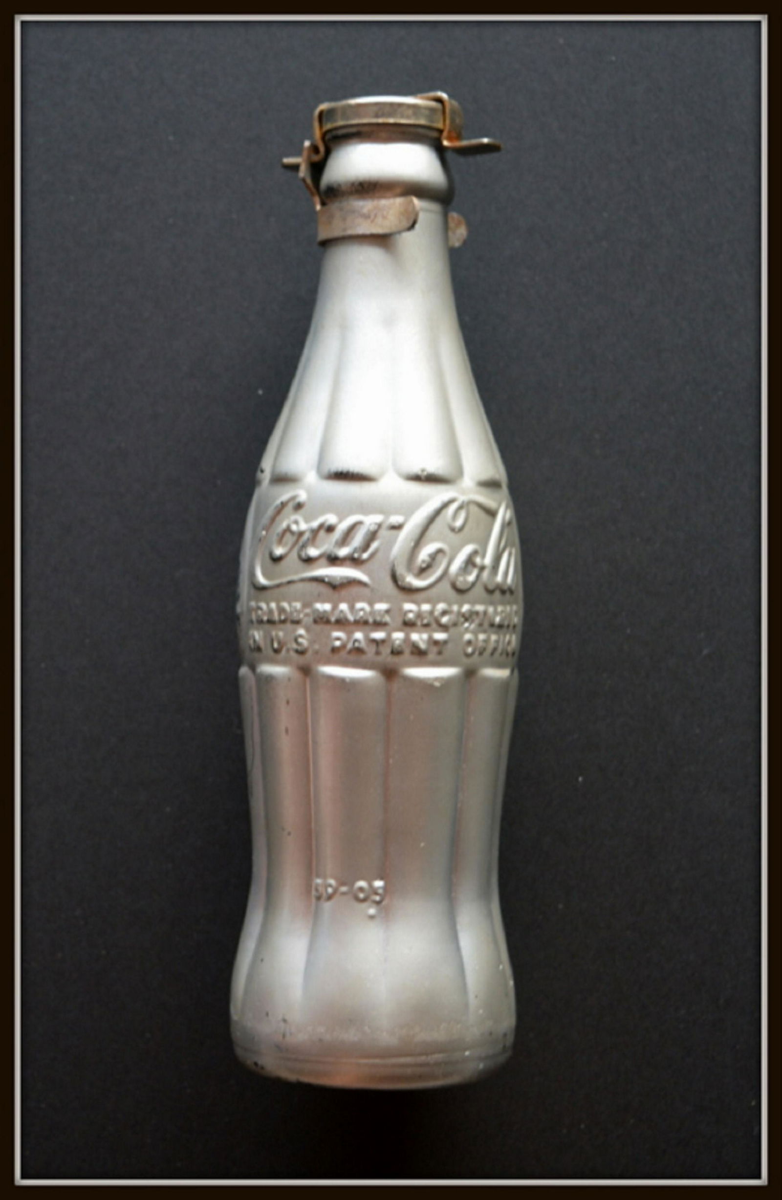 Andy Warhol, sculpture, Coca Cola-Bottle, hand signed: Original Coca-Cola bottle chrome in silver color, with a closure at the top where the artist adds his initials as a signature. Typical production of pop art in which the artist combines art and life s