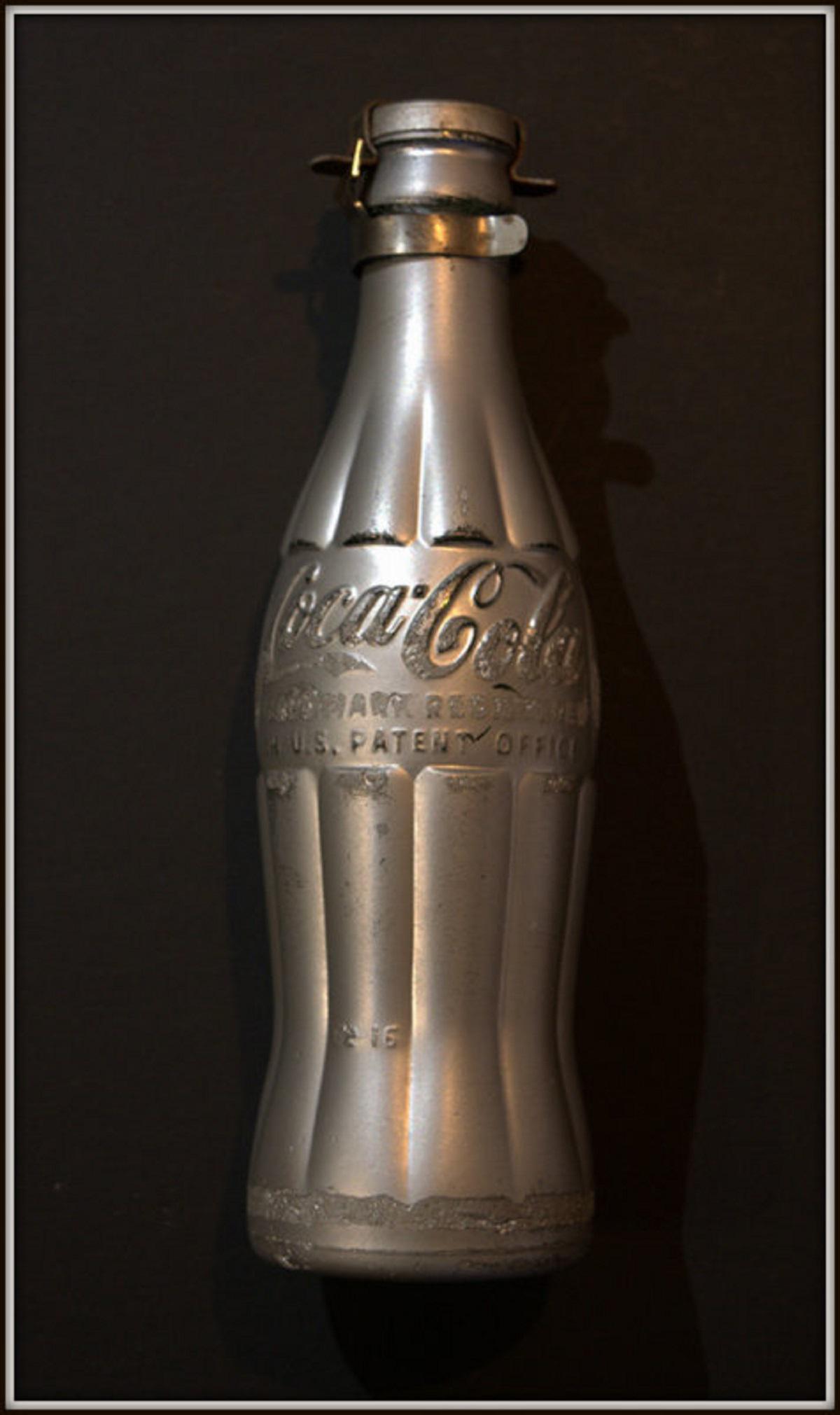 Andy Warhol, sculpture, Coca Cola-Bottle, hand signed: Original Coca-Cola bottle chrome in silver color, with a closure at the top where the artist adds his initials as a signature. Typical production of pop art in which the artist combines art and life s