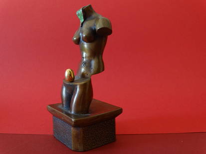 Salvador Dali -Venus: Salvador DaliNice Pop art sculptureLes Beaux Arts Design Edition 6 "Space Venus" by Salvador Dali.Very good condition.Bronze signature on the back and registration numbered 5628/7500DDimensions ca 11