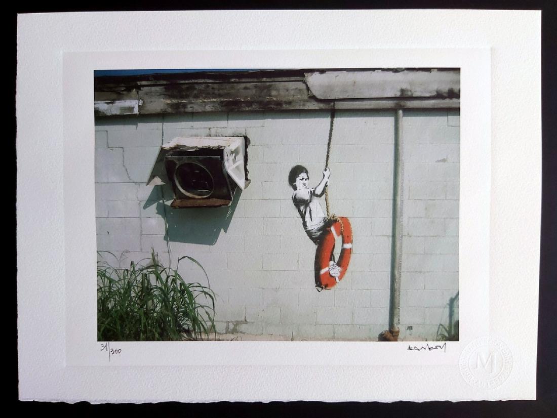 Banksy - Swinger Build, Ed. 300, Num. Pencil , stamped: Banksy - Swinger Build, Size: 38x28 cmts. Reproduction Modern lithography finished by hand.Vivera ink pigment.Numeration in pencil .Printed Signature .Stamp of the Editor.Certificate Edition 300/.