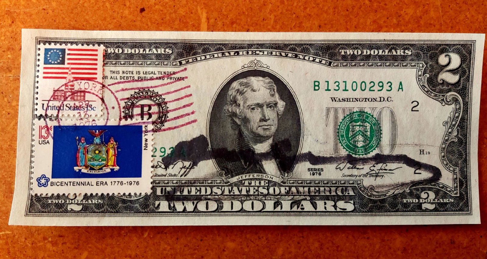 ANDY WARHOL - Signed two dollars banknote 1976: Andy Warhol.Two dollar bill with philatelic cancellation on the front.Year 1976.Unique piece.Dimensions, typical of the banknote.original banknote. SIGNEDSpectacular banknote signed by the artist in f