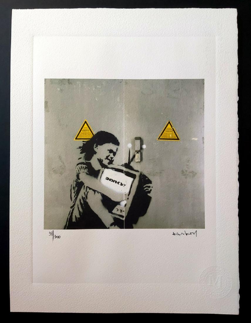 Banksy - TV Girl, Num. Pencil Certif. Edition: . Banksy - TV Girl,,Size: 38x28 cmts. Reproduction Modern lithography finished by hand.Vivera ink pigment.Numeration in pencil .Printed Signature .Stamp of the Editor.Certificate Edition 300/.