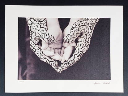 Shirin Neshat , Lithographie Signed , numbered COA: Signature in the plate and numbered / 150 . Shirin Neshat, lithograph on Arches paper.Dry pad.Comes with edition certificate.Dimension cm. 38 x 28 cm.COA