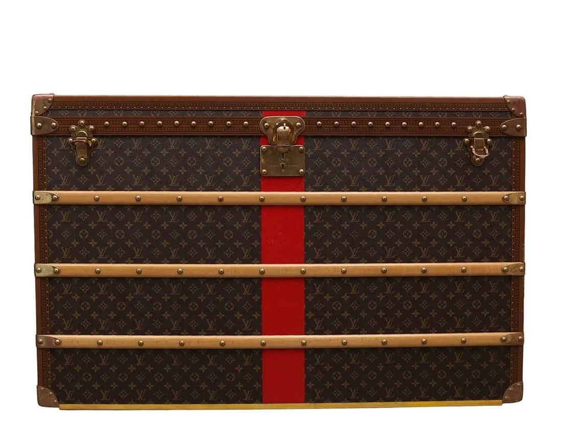 Louis Vuitton trunk with brass appliques, 21 th century. (1 of 12)