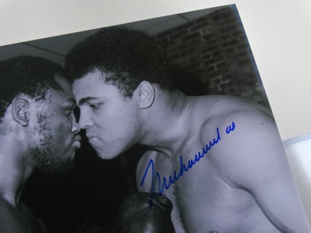 Muhammad Ali & Joe Frazier, signed, autograph: Photograph - Hand signed by Muhammed Ali with COA.Muhammad Ali & Joe Frazier .Hand signed, with COA, digital photograph .ca 25.5cm x 20.5cm .Very good conservation.