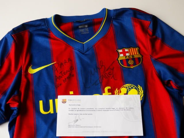 Luis Suarez Signed FC Barcelona home shirt, hand signed: Authentic hand signed Luis Suarez FC Barcelona Shirt probably the best striker in the world.Hand signed and dedicated Para Antonio con AfectoVery good conditionEl Pistolero, Luis Suarez from FC Barcel