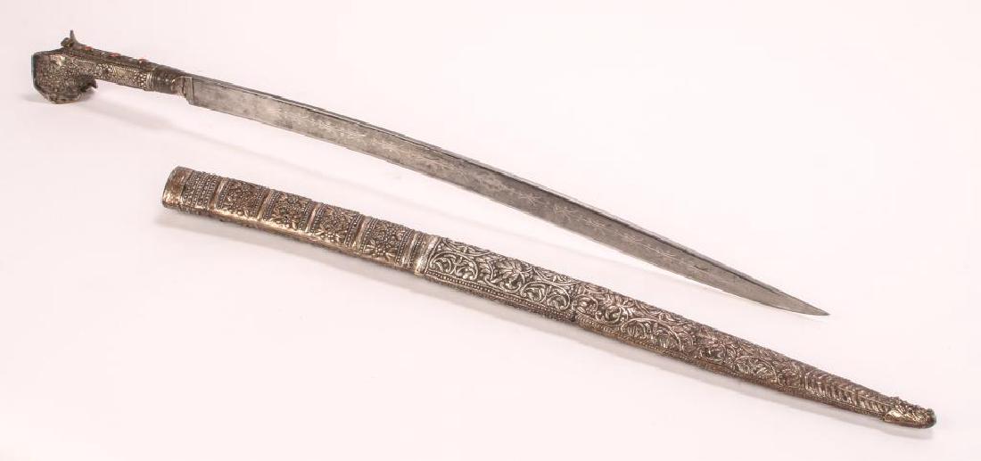 (18th /19th c) OTTOMAN YATAGAN INLAYED WITH CORALS (1 of 8)