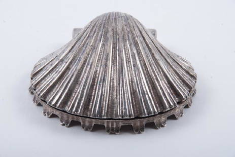 MARIO BUCCELLATI FIRENZA / ROME STERLING COMPACT: Scallop shell case hinges open to mirror and compartment. signed. 3 x 3 inches