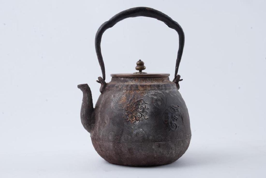 EARLY JAPANESE CAST IRON TEA POT (1 of 7)