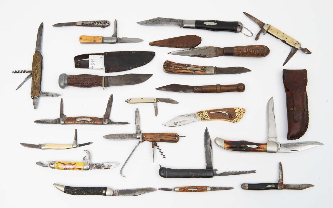 LOT OF POCKET KNIVES, INCL. DAVY CROCKET EXAMPLE: Twenty knives, including Imperial Davy Crocket example, modern Colt Peacemaker lockblade in case, Queen Cutlery, Remington RH 320 Bowie knife with sheath, Case, Miller, Richmond Sheffield, a knife wit