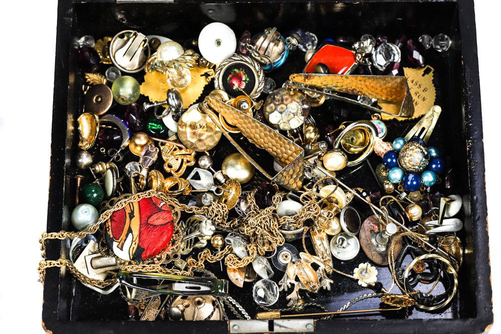 LARGE LOT OF COSTUME JEWELRY (1 of 16)