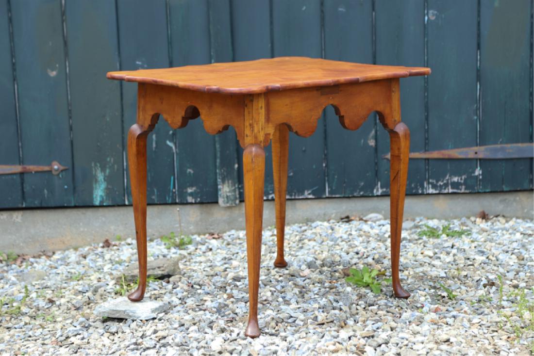 QUEEN ANNE MAPLE PORRINGER TOP TEA TABLE: Shaped apron and cabriole legs. 26 x 29 x 24 inches.