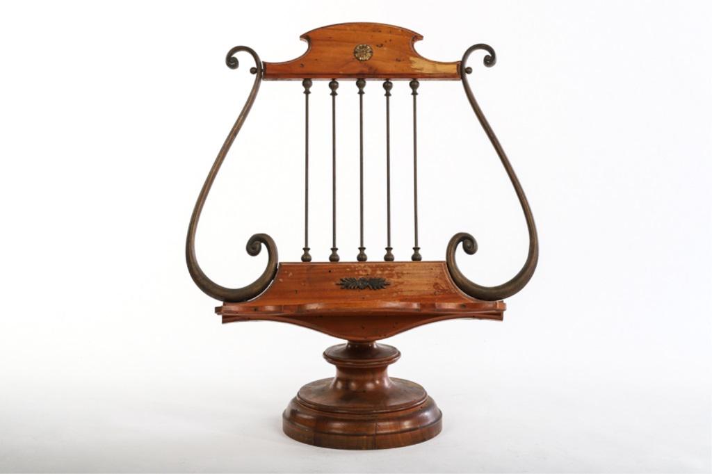 WOOD & BRASS LYRE FORM MUSIC STAND: 18" X 21".