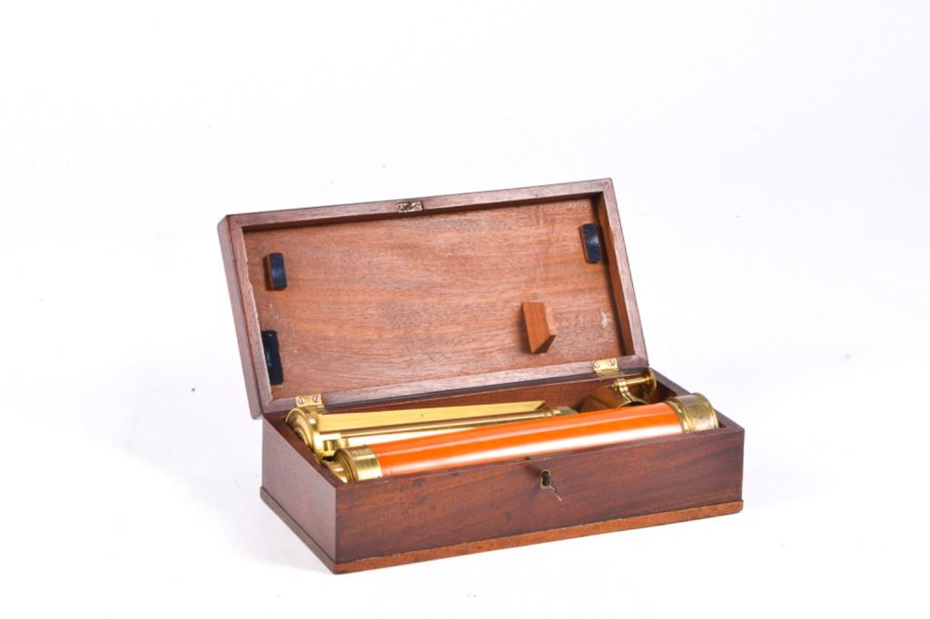 "JE RAMSDEN LONDON" CASED TELESCOPE W/ TRIPOD: TELESCOPE, cased tripod mounted telescope made by and signed "Je Ramsden London", 1735 - 1800. This 3 draw wooden telescope with all brass eyepieces' and fittings. Both lens covers intact and measures