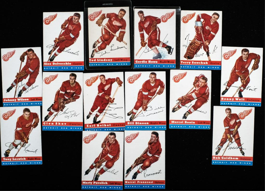(14) 1955 TOPPS DETROIT RED WINGS w/ GORDIE HOWE: Tony Leswick, Bob Goldham, Benny Woit, Johnny Wilson, Marcel Bonin, Bill Dineen, Early Reibel, Glen Skov, Marty Pavelich, Marcel Pronovost, Alex Delvecchio, Terry Sawchuck and Ted Lindsay