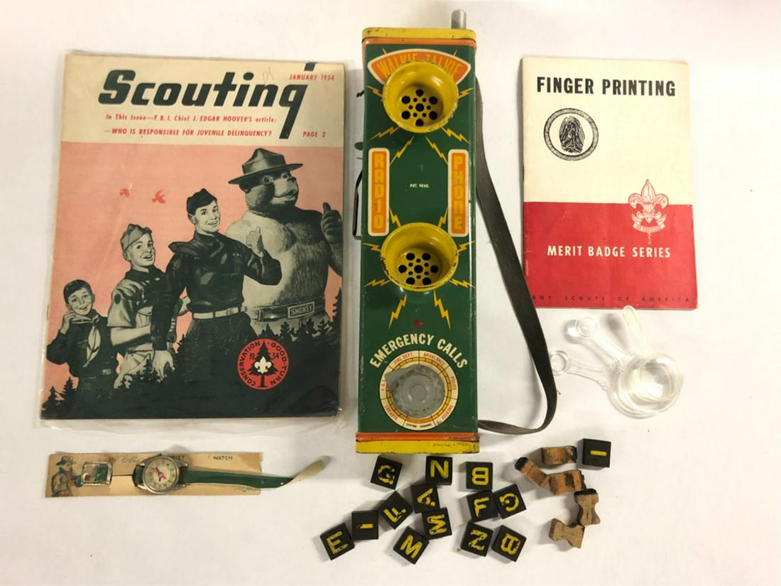 (26) PIECES BOY SCOUTS FBI MEMORABILIA: Vintage Walkie-Talkie tin toy by Tudor, January 1954 edition of Scouting magazine with J. Edgar Hoover article "Who is Responsible for Juvenile Delinquency", Boy Scouts of America Merit Badge Series p