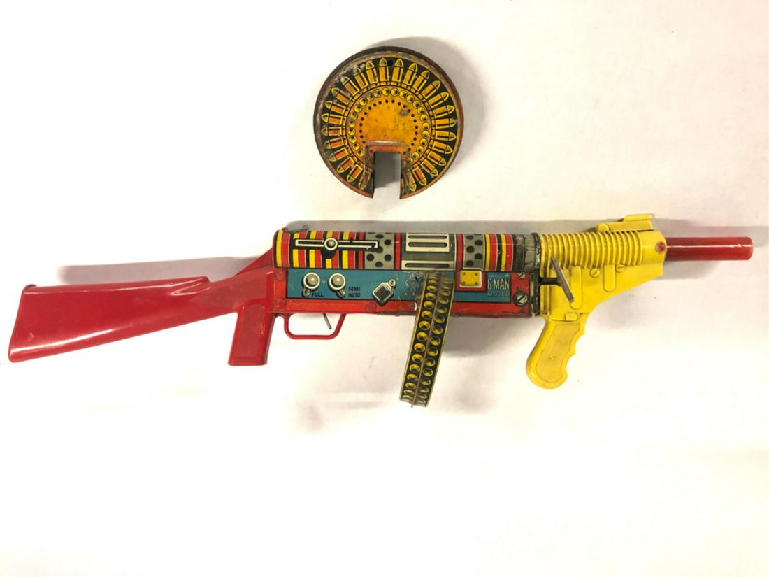 (2) PIECES MARX G-MAN TOY MACHINE GUN: Marx Toys G-Man Model litho tin and plastic toy machine gun and a tin "magazine" from another gun 25 1/2" From the collection of former FBI agent Bill Rosenbaum Condition: See photos Temp No 480