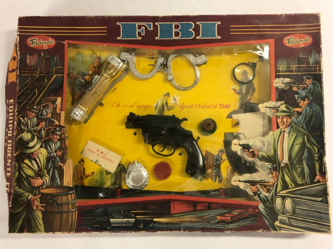 FBI EQUIPO AGENTE FEDERAL KIT: Children's FBI kit by Redondo with Spanish language packaging. Includes toy revolver, handcuff, flashlight, magnifying glass, identification card, and belt. From the collection of former FBI agent Bil