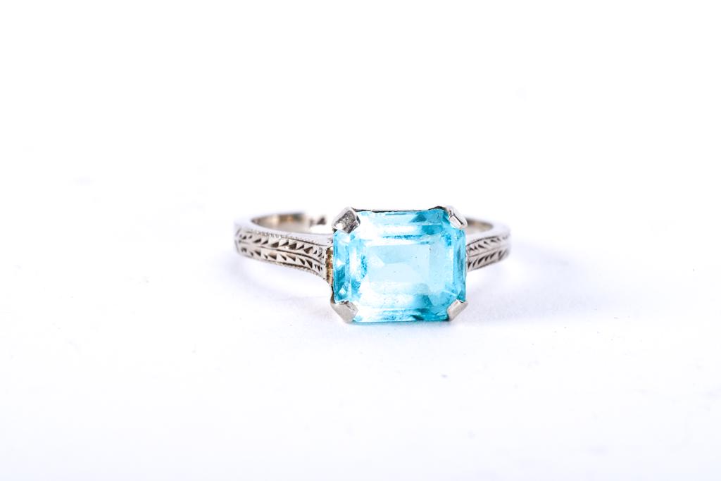 14K ANTIQUE WHITE GOLD LADIES RING: with aquamarine like stone. Size 4 1/4