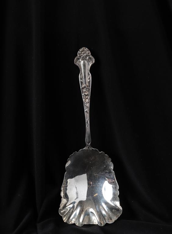 BLACKINTON STERLING SILVER CRACKER SCOOP: Daisy motif. 9 1/2 inches. 4.46 troy ounces