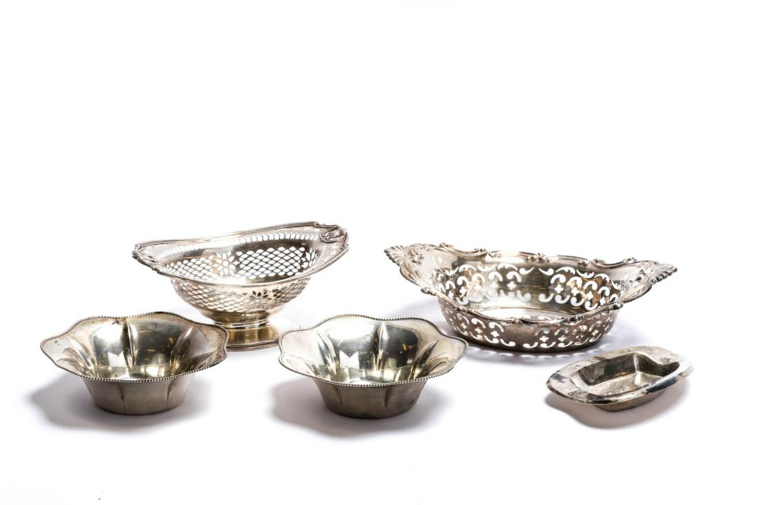 (5) STERLING SILVER BASKETS, BOWLS & TRAY: Pair of Simpson, Hall & Miller beaded bowls with lobed floral-form, (2) Gorham reticulated baskets and a Reed and Barton tray. 13.87 troy ounces.