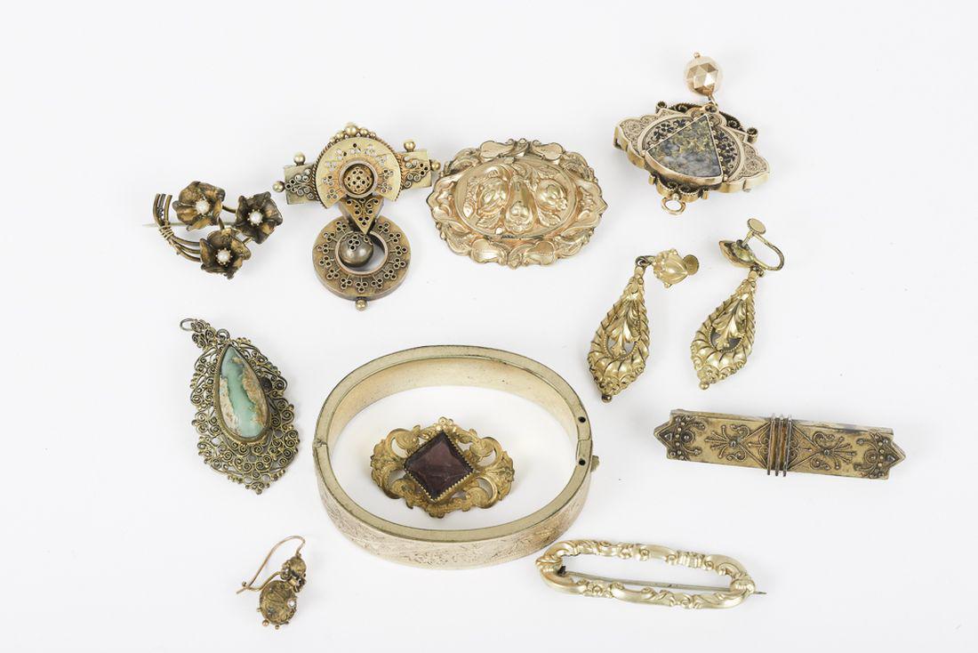 GROUPING OF VICTORIAN GOLD FILLED JEWELRY: Including: (2) Etruscan revival brooches one of which is set with Californian quartz, bright cut bracelet, filigree decorated bar pin, brooch set with amethyst and an assortment of gold plated pressed