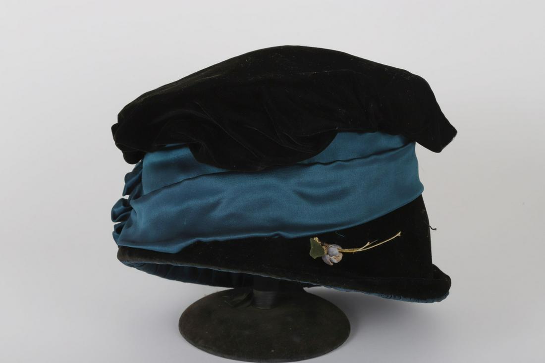 PLUSH VELVET & SILK EDWARDIAN LADY'S HAT: Chandler & Co Boston. 7 x 12 x 10 inches