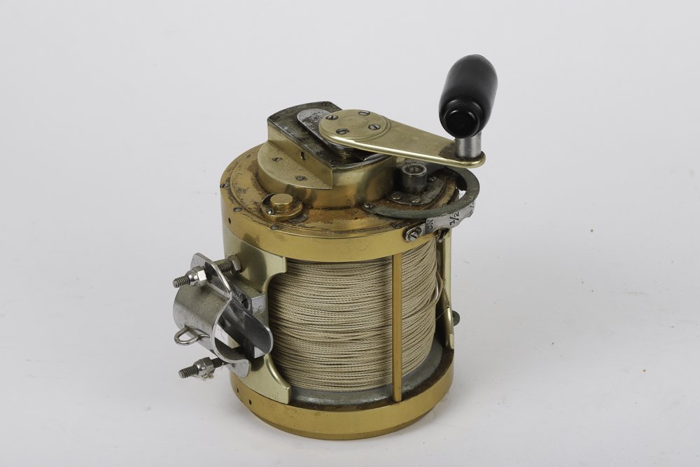 LARGE FIN-NOR BIG GAME REEL: 6 x 6 1/4 inch brass body, 4 1/4 inch spool. 10 x 9 inches overall (including mount and reel handle)