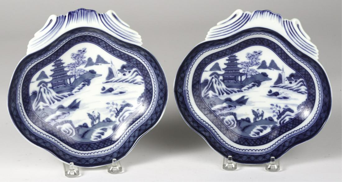 PAIR OF MOTTAHEDEH CANTON-STYLE SHRIMP DISHES: 8 1/2 x 8 1/2 inches.