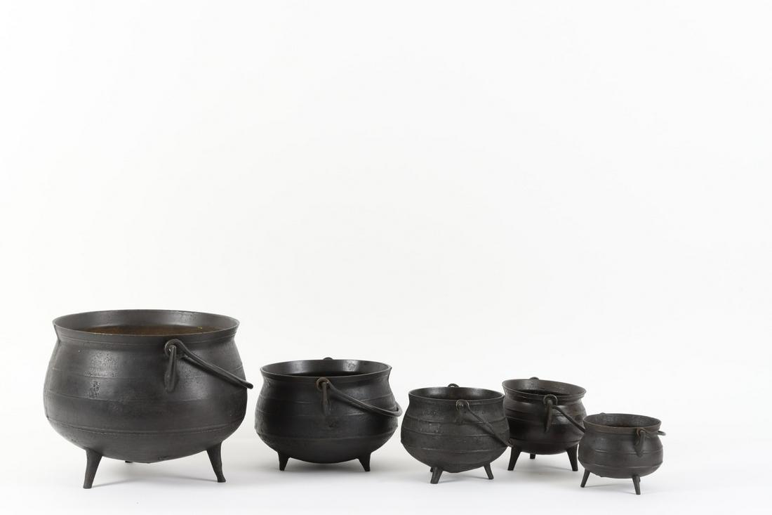 (5) Graduating Cast Iron Kettles: Swing handles, (1) with lid. 10 x 11 ½ to 4 x 5 inches