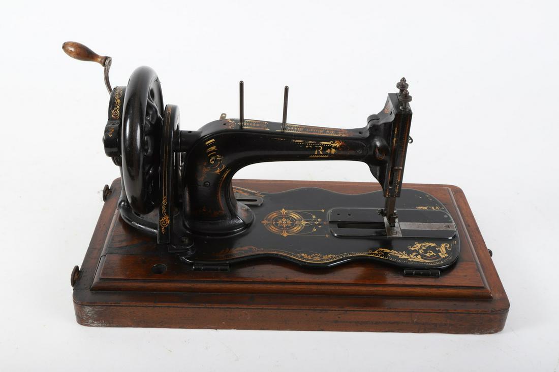 Small and Decorative Singer Sewing Machine: Very decorative fancifully painted example 11 x 17 ½ x 9 inches