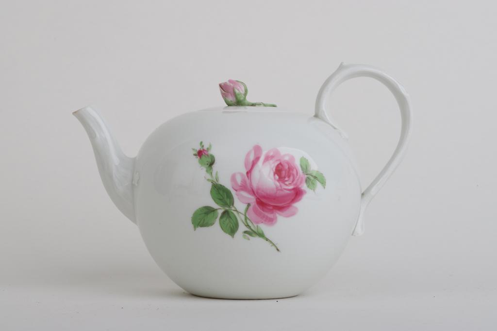 MEISSEN TEA POT HAND PAINTED with ROSES: Fully figured rose finial. signed. 6 x 8 1/2 x 6 inches