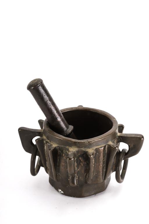(15th c) CAST BRONZE SPANISH MORTAR and PESTLE: Cast with trangular fins and ringed handles. 7 inches and 4 1/2 x 7 inches
