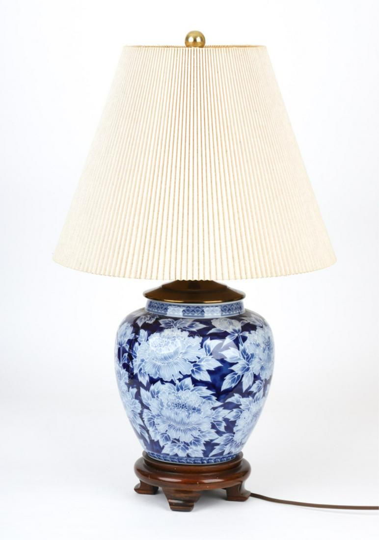 DECORATIVE GINGER JAR STYLE PORCELAIN TABLE LAMP: 25 inches with shade