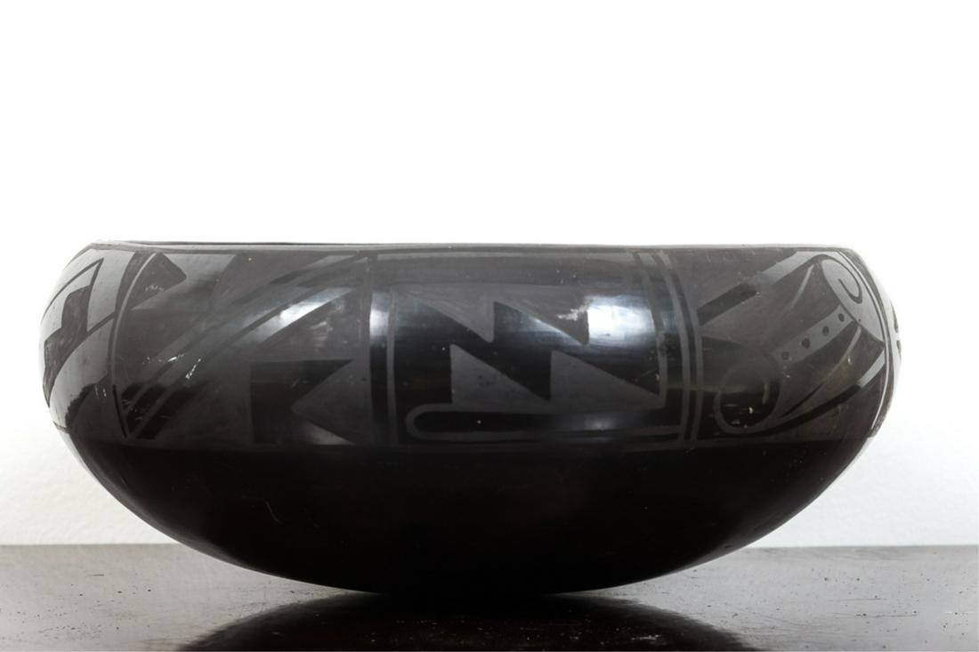 INDIAN / NATIVE AMERICAN BLACK POTTERY VASE (1 of 4)